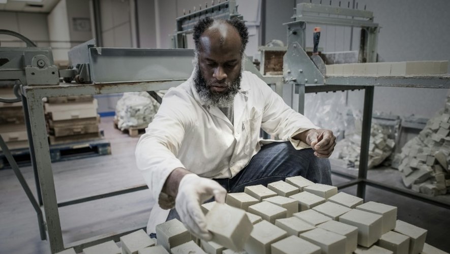 Un employé de l'entreprise Alepia manipule des savons d'Alep à Santeny, près de Paris, le 19 décembre 2016
