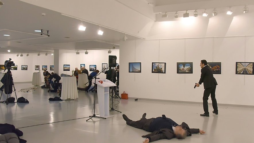 L'ambassadeur russe à Ankara Andreï Karlov est à terre après avoir été la cible d'un tueur (d), lors de la visite d'une exposition à Ankara, le 19 décembre 2016