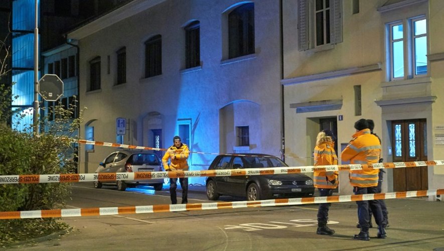 La police suisse près d'un centre de prière islamique dans le centre de Zurich le 19 décembre 2016