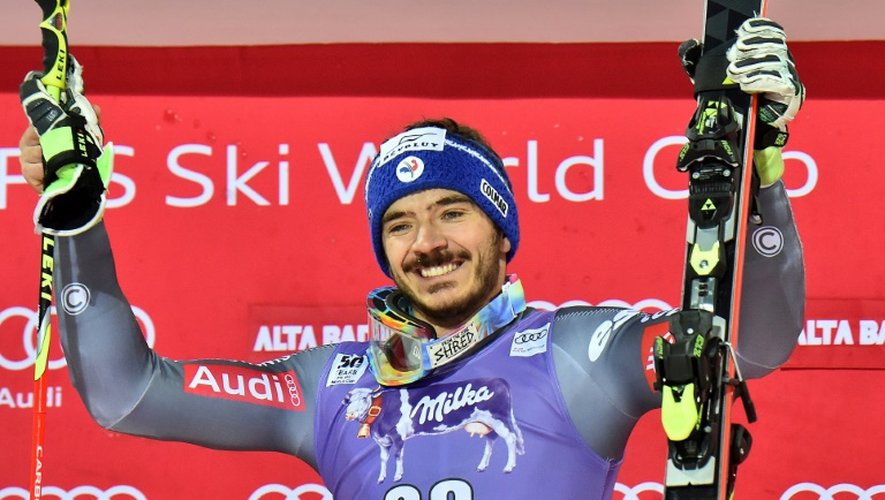 La joie du Français Cyprien Sarrazin sur le podium après sa victoire en slalom géant parallèle à Alta Badia, le 19 décembre 2016