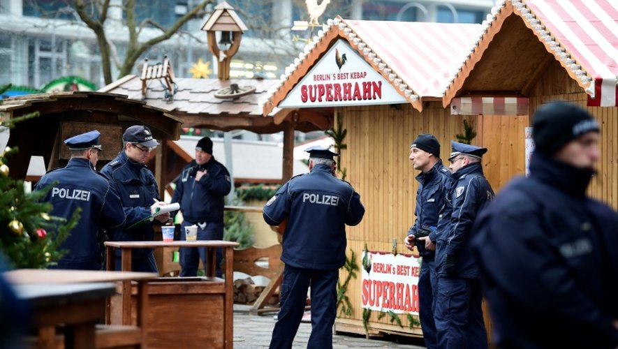 Des policiers patrouillent le 20 décembre 2016 près du marché de Noël où a eu lieu l'attentat à Berlin