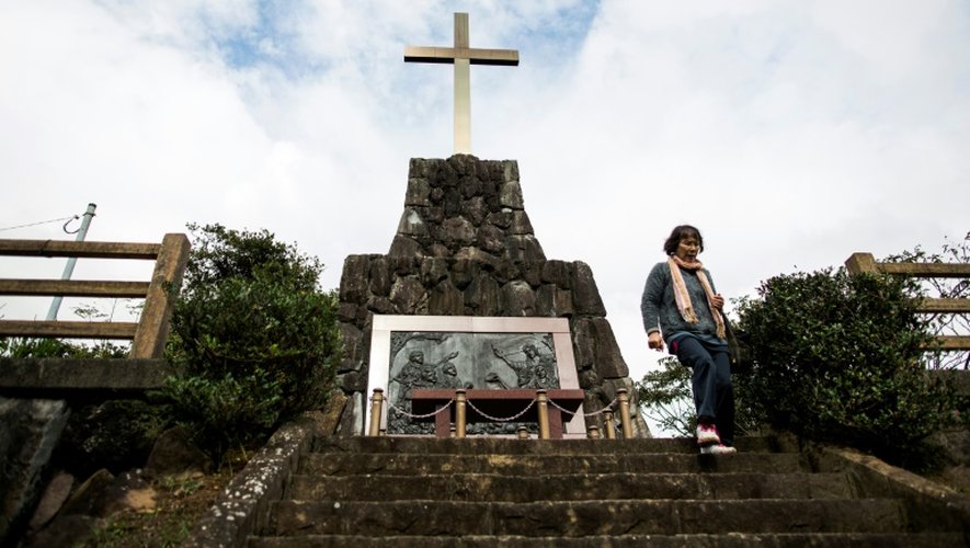 Une femme visite la tombe du chrétien japonais Gaspar Nishi, exécuté en 1609 sur l'île Ikitsuki dans la préfecture de Nagasaki, le 23 novembre 2016