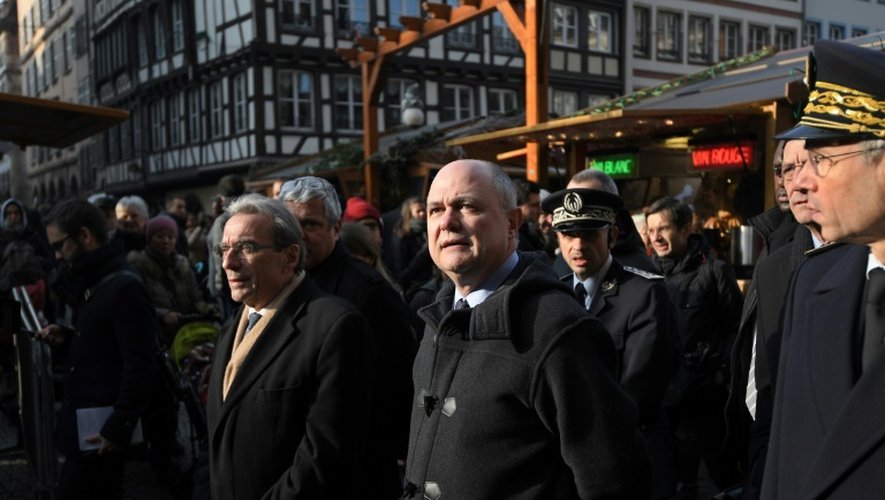 Le ministre de l'Intérieur Bruno Le Roux (c) accompagné du maire de Strasbourg Roland Ries (g), en visite à Strasbourg pour contrôler les mesures de sécurité autour du marché de Noël, le 20 décembre 2016