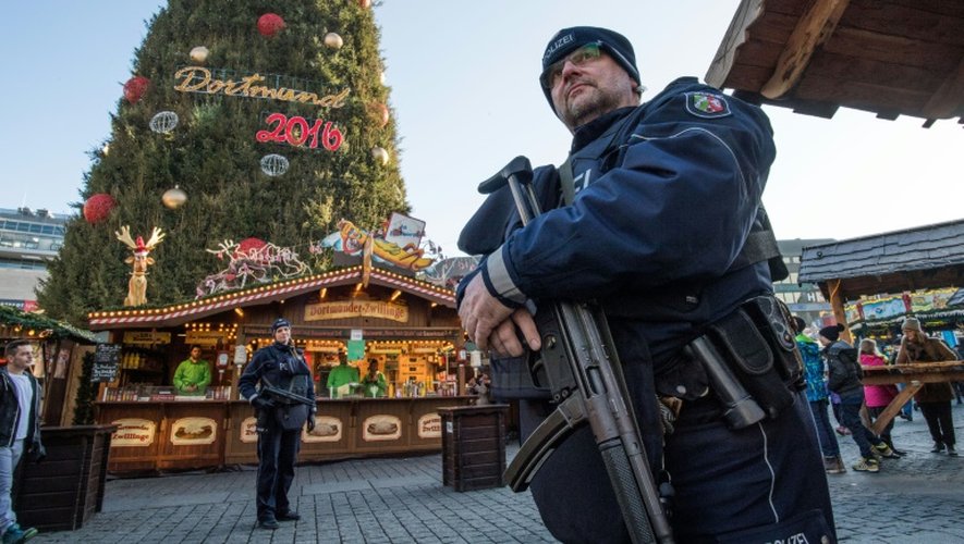 Un policier en faction à Dortmund au marché de Noël, le 20 décembre 2016