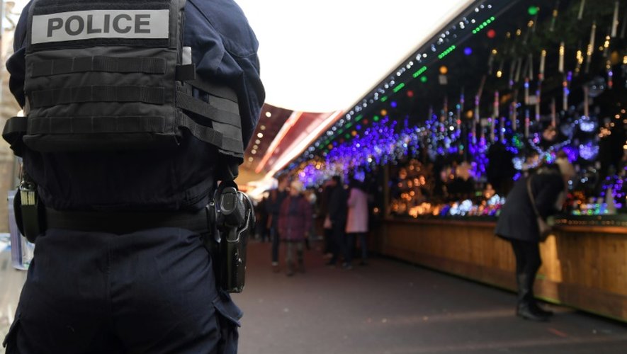 Un policier au marché de Noël de Strasbourg, le 20 décembre 2016