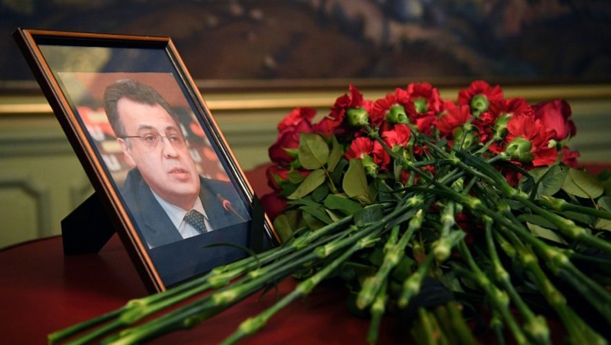 Des fleurs déposées en hommage à l'ambassadeur russe assassiné à Ankara, Andreï Karlov, au ministère des Affaires étrangères à Moscou, le 20 novembre 2016