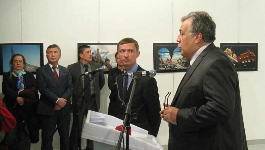 L'ambassadeur de Russie en Turquie Andreï Karlov fait un discours à une exposition d'art à Ankara avant d'être assassiné le 19 décembre 2016