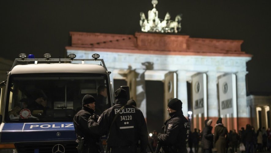 Des policiers devant la porte de Brandebourg aux couleurs de Berlin, le 20 décembre 2016