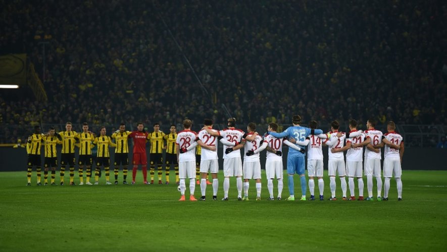 Minute de silence  avant le match entre Dortmund et Augsburg le 20 décembre 2016, en mémoire des victimes de l'attentat de Berlin