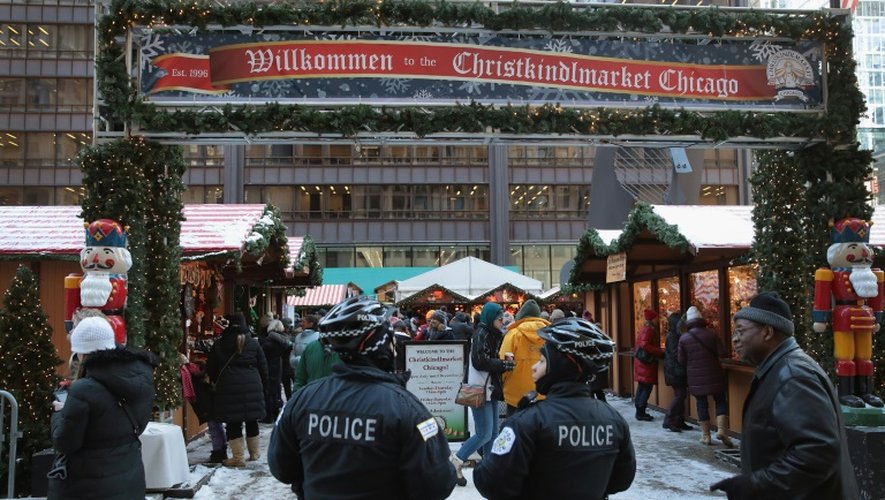 Des policiers patrouillent au marché de Noël de Chicago le 20 décembre 2016