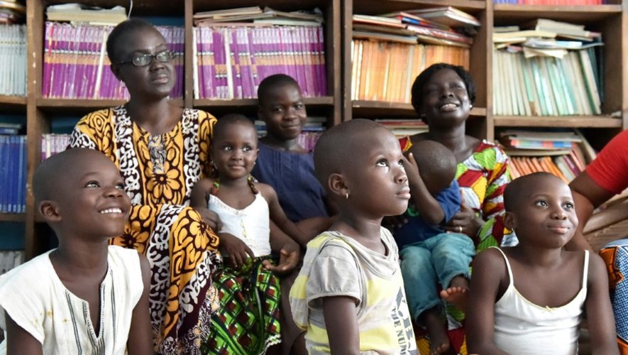 Des enfants et leurs nounous dans le "Centre d'accueil et de transit Sainte Geneviève" le 4 septembre 2016 à Katiola en Côte d'Ivoire