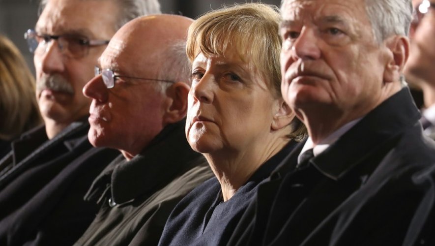 Angela Merkel entre Ralf Wieland, Norbert Lammert et Joachim Gauck (de GàD) lors de la cérémonie en hommage aux victimes de l'attentat du marché de Noël, le 20 décembre 2016 à Berlin