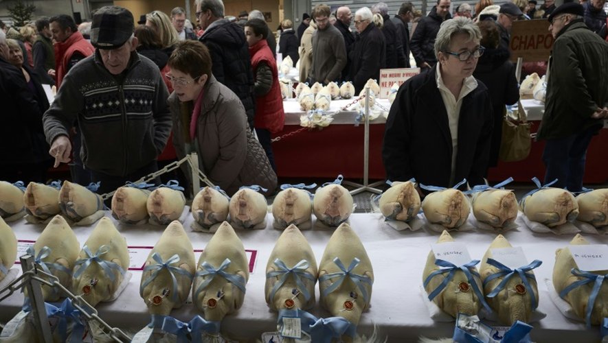 Des poules, chapons et dindes sur un marché de Bourg-en-Bresse pendant le concours "Les Glorieuses of Bresse" le 16 décembre 2016