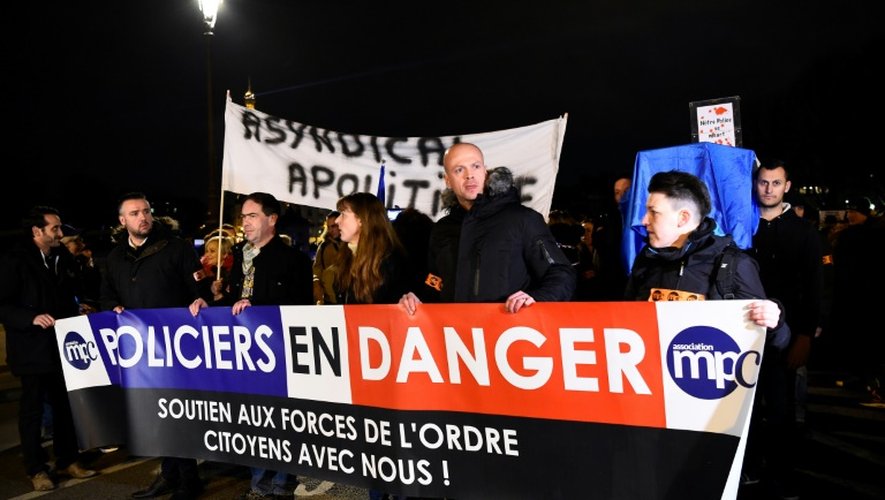 Manifestation de policiers protestant contre les attaques contre les forces de l'ordre et demandant plus de moyens à Paris le 13 décembre 2016