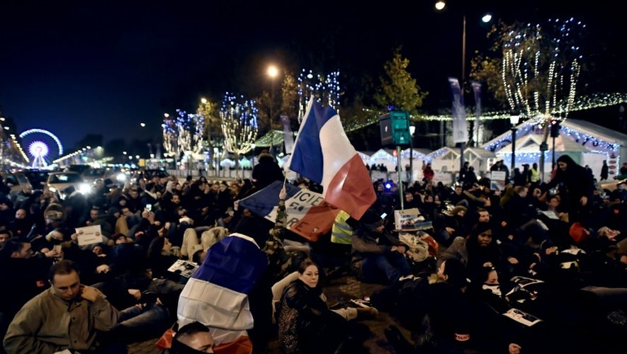 Manifestation de policiers protestant contre les attaques contre les forces de l'ordre et demandant plus de moyens, sur les Champs-Elysées à Paris le 24 novembre 2016