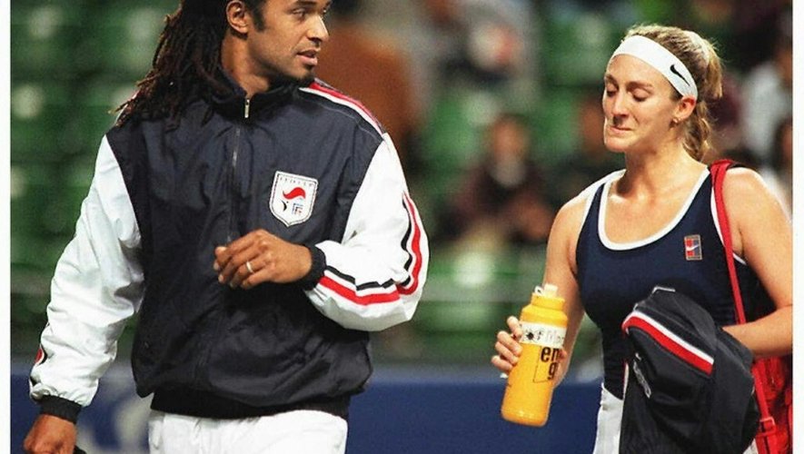 Yannick Noah, alors capitaine de l'équipe de France de Fed Cup, et Mary Pierce lors d'un match contre le Japon, le 1er mars 1997 à Tokyo