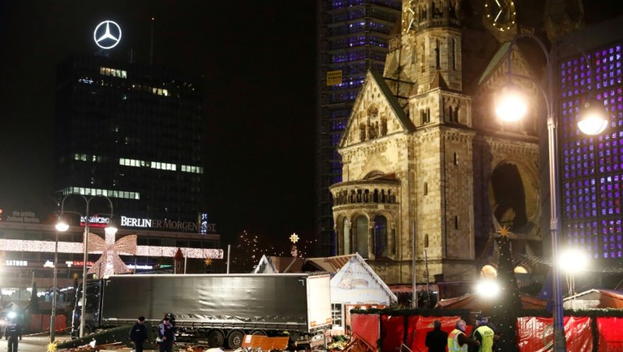 Les services de secours s'affairent autour du camion qui a dévasté un marché de Noël à Berlin, au pied de l'Eglise du Souvenir, le 19 décembre 2016.