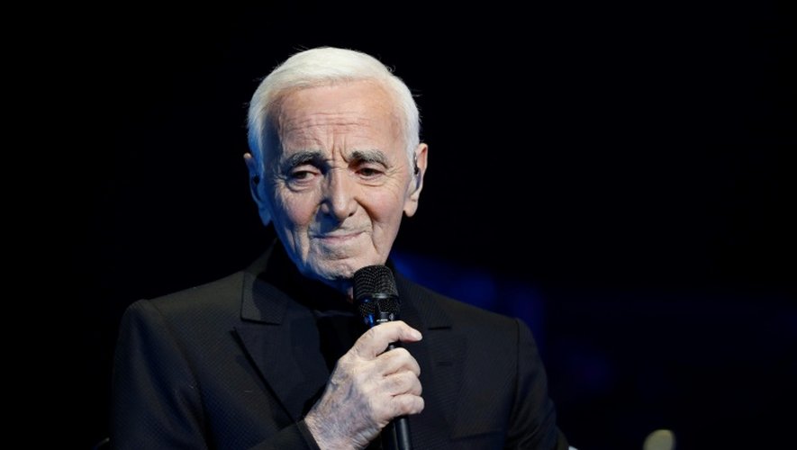 Le chanteur franco-arménien Charles Aznavour chante au Palais des Sports de Paris le 21 décembre 2016