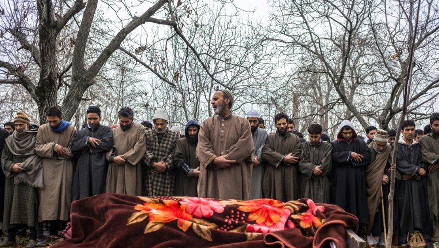 Funérailles de Rasiq Ahmed Khan, 22 ans, tué par balles, le 14 décembre 2015 dans le village de Watchohallan au Cachemire