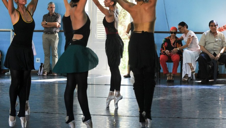 Alicia Alonso (3e d), "prima ballerina assoluta" cubaine au ballet national de Cuba à La Havane, le 20 décembre 2016