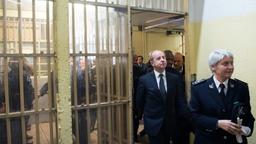 Le ministre français de la Justice Jean-Jacques Urvoas visite la prison des Baumettes avec la directrice de l'établissement Christelle Rotach à Marseille, le 9 décembre 2016