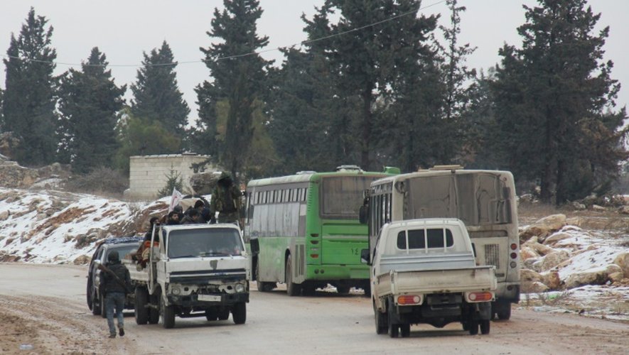 Des véhicules transportant des civils évacués de Foua et Kafraya, à leur arrivée le 22 décembre 2016 à Rashidin