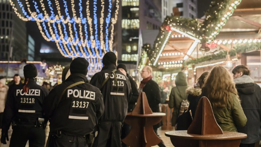 Des policiers en patrouille sur un marché de Noël, le 22 décembre 2016 à Berlin après une attaque au camion-bélier