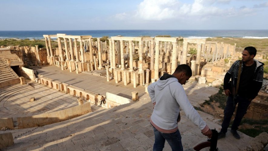 Des gardes armés libyens surveillent l'amphithéâtre de l'ancienne cité romaine de Leptis Magna, le 18 décembre 2016