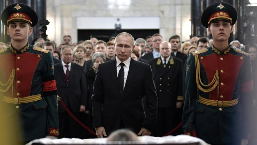 Le président russe Vladimir Poutine (c) lors de l'hommage national à son ambassadeur assassiné en Turquie, le 22 décembre 2016 à Moscou