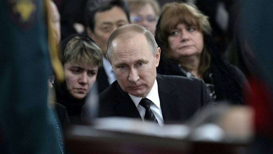Le président russe Vladimir Poutine (c) lors de l'hommage national à son ambassadeur assassiné en Turquie, le 22 décembre 2016 à Moscou