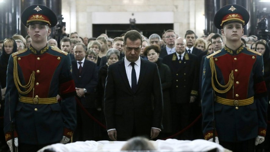 Le Premier ministre russe Dimitri Medvedev (c) rend hommage à Andreï Karlov, l'ambassadeur russe assassiné à Ankara, le 22 décembre 2016 à Moscou