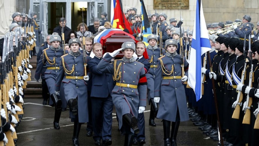 Le cercueil d' Andrei Karlov, l'ambassadeur russe assassiné à Ankara, à la sortie le 22 décembre 2016 du ministère des Affaires étrangères à Moscou