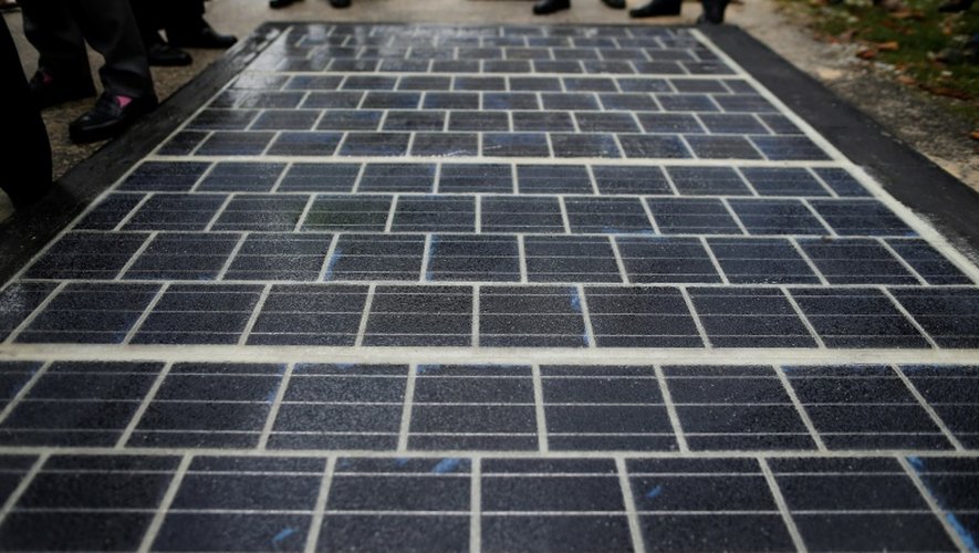 Des panneaux photovoltaïques à l'occasion du lancement des travaux de la première route solaire à Tourouvre-au-Perche, le 24 octobre 2016