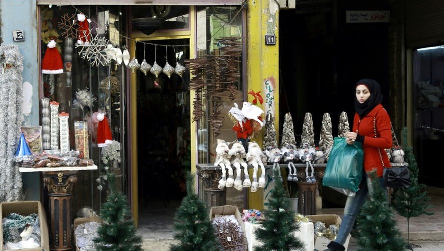 Une boutique de la ville syrienne de Qamichli ornée de décorations de Noël, le 19 décembre 2016