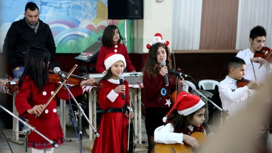Des enfants syriens de confession chrétienne et musulmane réunis pour un spectacle de Noël, dans la ville syrienne de Qamichli, le 21 décembre 2016