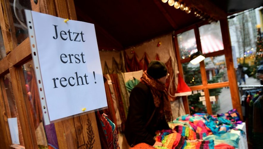 Sur un chalet du marché de Noël de Berlin frappé par l'attentat au camion-bélier, une affiche portant l'inscription "Maintenant, plus que jamais", le 22 décembre 2016