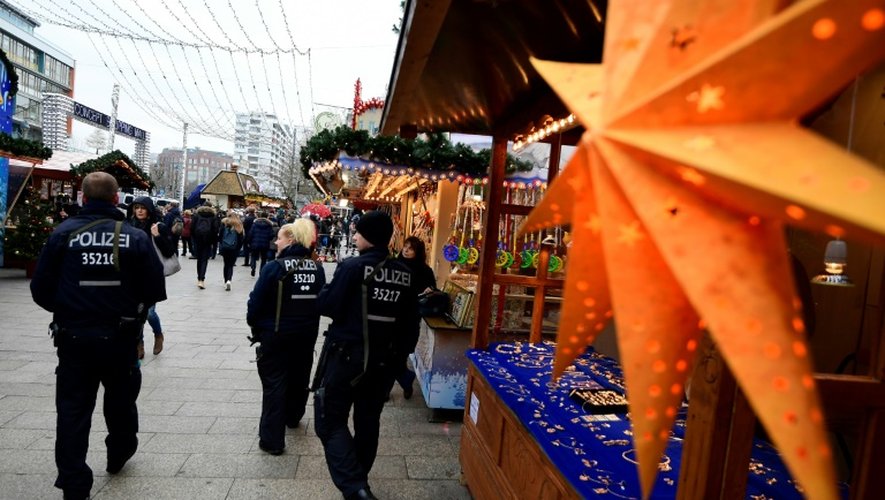 Patrouille de police, le 22 décembre 2016, sur le marché de Noël de Berlin frappé par un attentat au camion-bélier