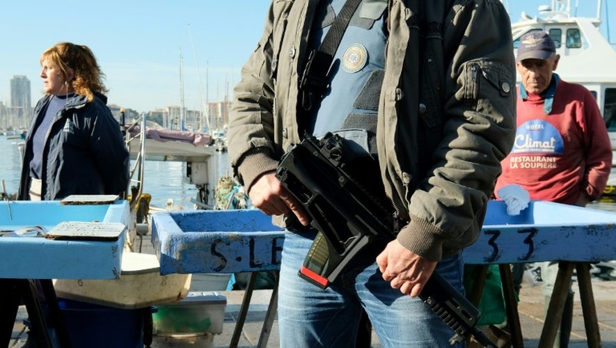 Un policier armé le 22 décembre 2016 sur le Vieux Port à Marseille