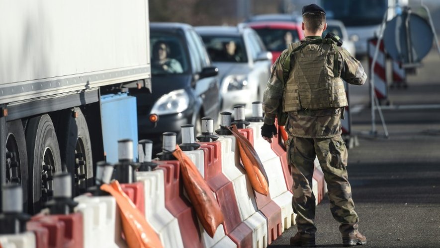 Un militaire français le 22 décembre 2016 au poste-frontière d'Ottmarsheim dans l'est de la France
