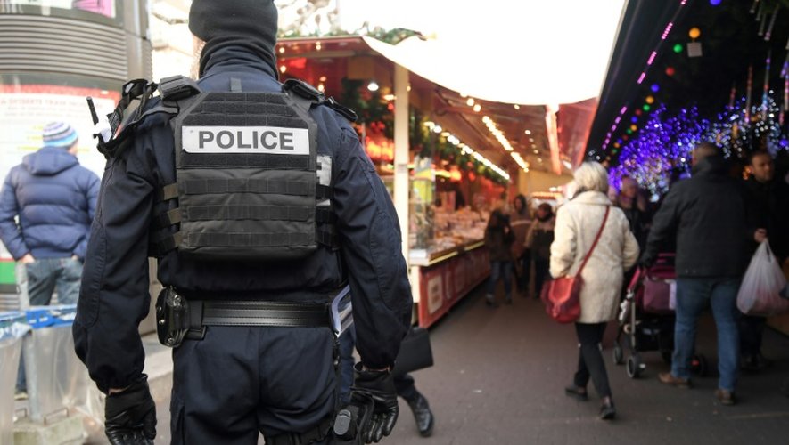 Policier sur le marché de Noël le 20 décembre 2016 à Strasbourg