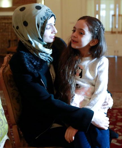La Syrienne Bana al-Abed (d) avec sa mère Fatemah, le 22 décembre 2016 à Ankara