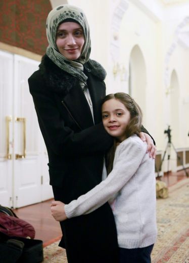 La Syrienne Bana al-Abed (d) et sa mère Fatemah, le 22 décembre 2016 à Ankara