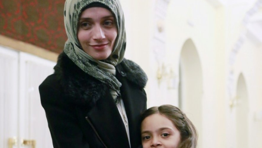 La Syrienne Bana al-Abed (d) et sa mère Fatemah, le 22 décembre 2016 à Ankara