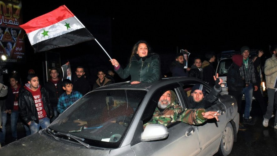 Des Syriens célèbrent à Alep la reprise de la ville par l'armée régulière le 22 décembre 2016