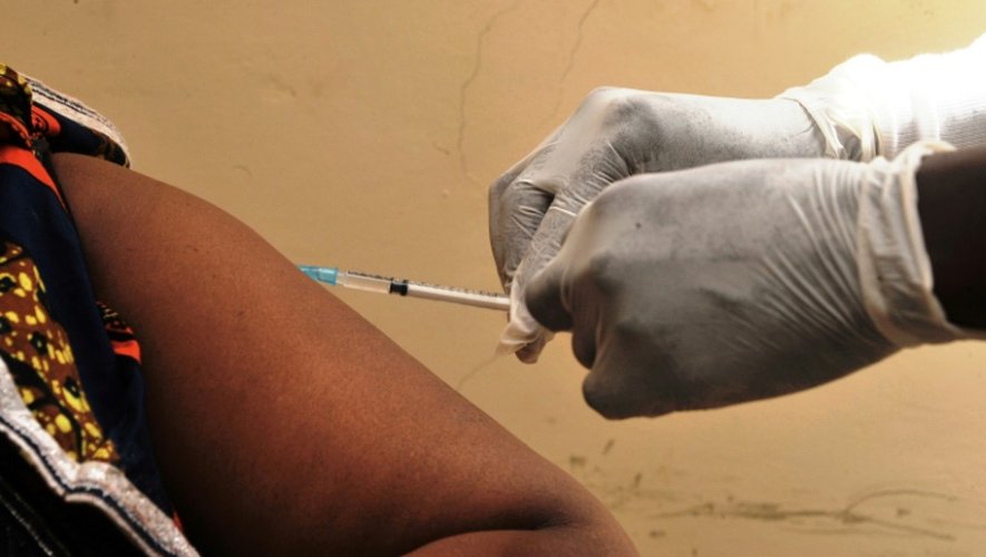 Premier essai clinique du vaccin rVSV-ZEBOV contre Ebola, le 10 mars 2015 à Conakry, en Guinée