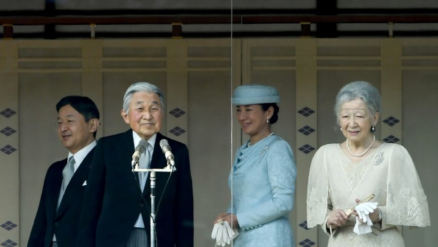 L'empereur japonais Akihito et l'impératrice Michiko (d), accompagnés du prince Naruhito et de la princesse Masako, lors d'une apparition publique au balcon du palais impérial, le 23 décembre 2016 à Tokyo