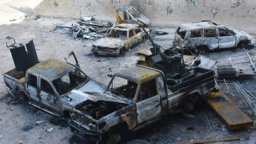 Des voitures brûlées dans l'ancien quartier rebelle de Zebdiyeh, au nord d'Alep, le 23 décembre 2016