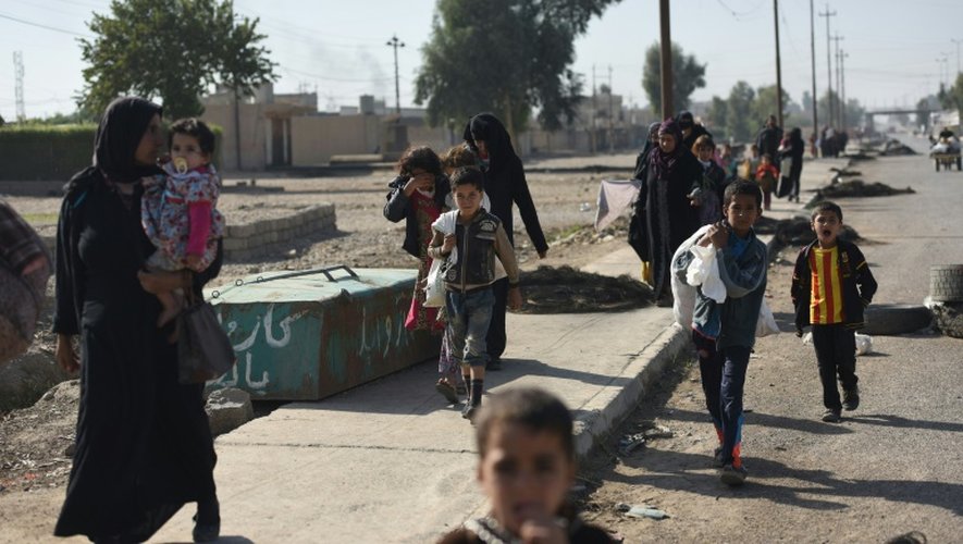 Des familles fuient les combats entre les forces irakiennes et les jihadites de l'EI à Mossoul, le 4 novembre 2016 en Irak