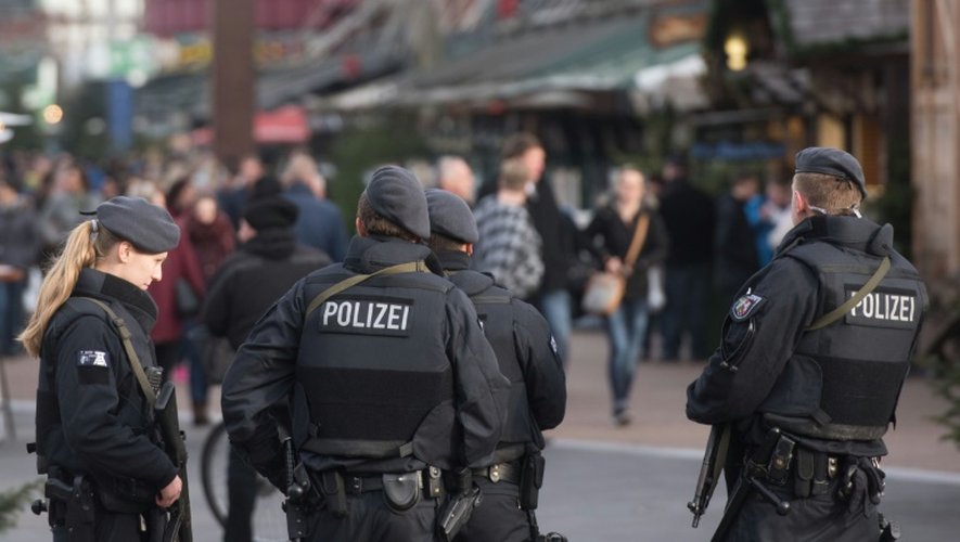 Des policiers allemands en patrouille sur un marché de Noël près du centre commercial Centro, le 23 décembre 2016 à Oberhausen