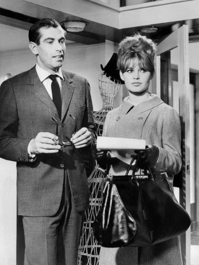 Le réalisateur Roger Vadim et la comédienne Brigitte Bardot, lors d'un tournage en 1960 aux studios de Boulogne, dans l'ouest parisien
